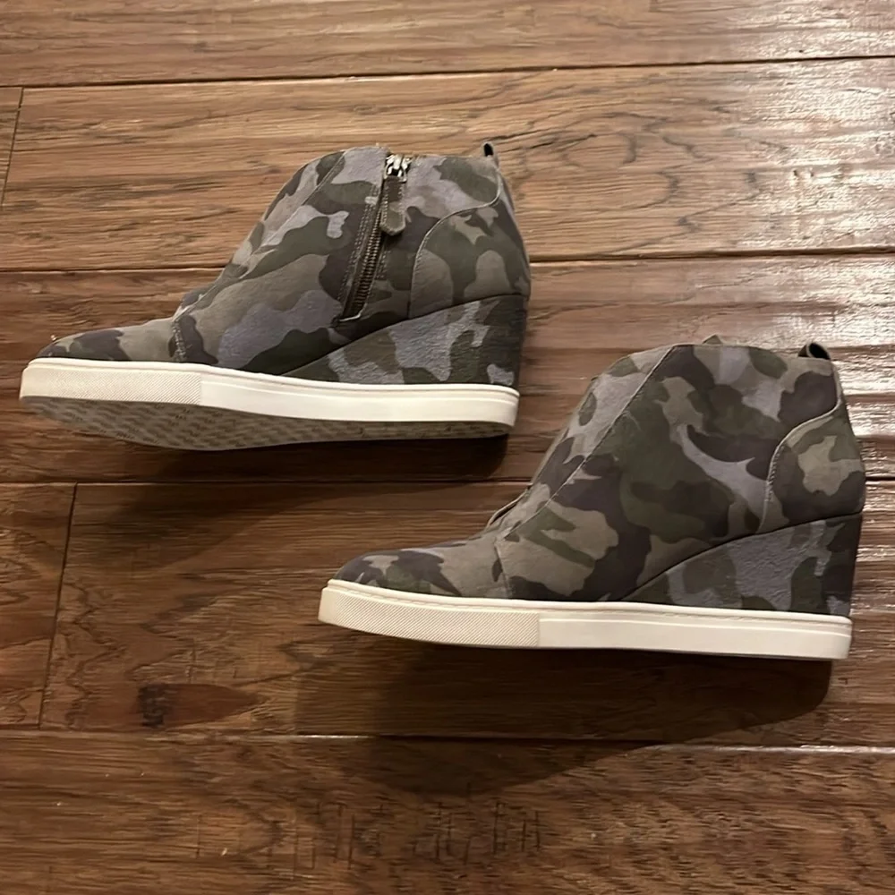 Linea Paola Camo Wedge Sneakers Size 7
